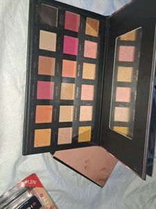 Huda Beauty Eyeshadow Palette And Makeup Brush