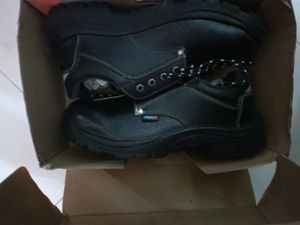 Leather safety shoes new with tag