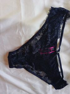 16B. BLACK SEXY BRA AND BRIEF SET