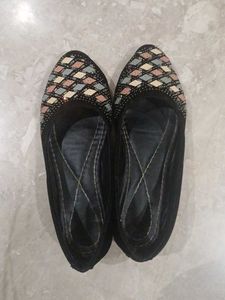 Elegant Black Juttis
