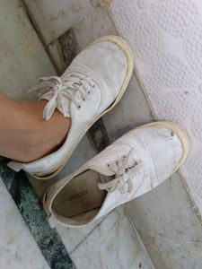 Size 35 White Canvas.