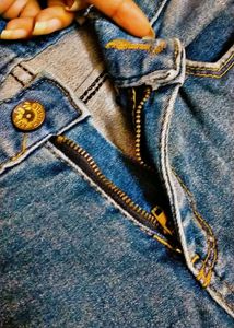 🎀 Distressed Jeans 👖