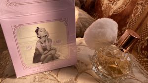 Ari- Ariana Grande Eau De Parfum Spray🧁