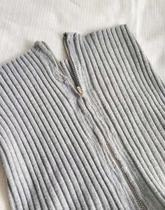 Gray Ribbed Zipper Top ❣️