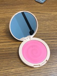 Pose banana Powder And K Play Strawberry Blush