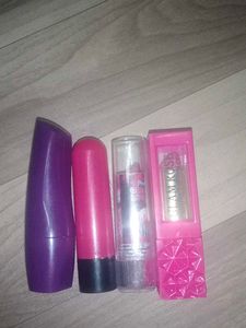 Set Of 4 Lipsticks With Red Lipliner