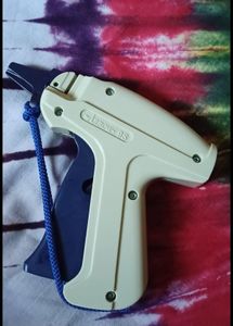 Arrow tag gun with extra needle and tags