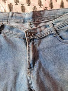 Lightly Washed Knee Length Mid Waist Jeans