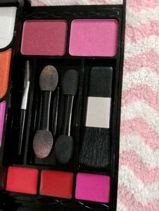 Miss Claire Eyeshadow Palette