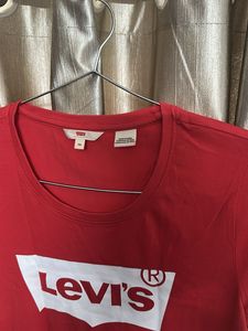Levi&#39;s Red Graphic Print Women&#39;s T-Shirt