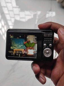 Selling Fujifilm Finepix AV110 Digicam