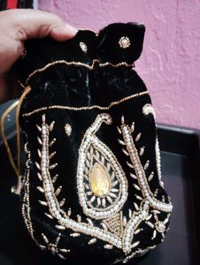 Black Colour Ka Purse Hai Shaadi Mein Jaane Wala P