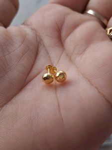 Beautiful New Dimond Cut Studs