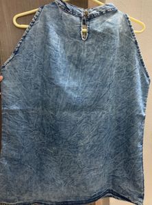 Sleeveless top with white lace detail on neckline