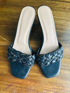 Chic Braided Black Flat Sandals