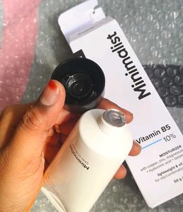 Minimalist vitamin B5 moisturizer