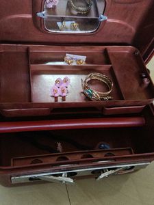 Naina Burgundy Luggage Case