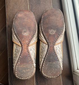 Silver Embellished Juttis