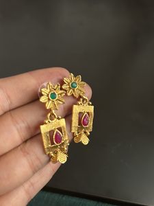 Pretty Golden Earrings With Stones Hanging