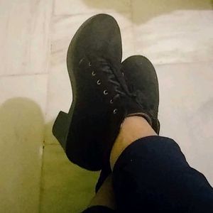 Black Stylish Boots With Design Side Angle Belt