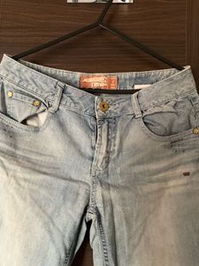 Distressed Denim Capri Jeans 👖☀️