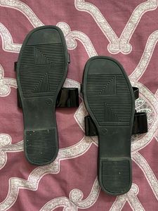 Chic Plack Glossy Flats