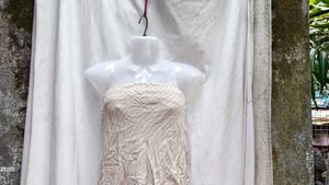 102310. Striped Strapless Dress