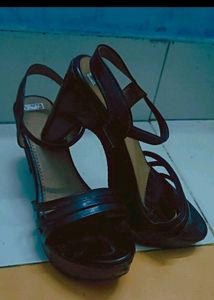 BLACK HIGH HEELS