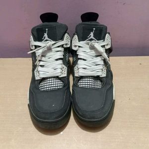 Air Jordan 4 Retro White Thunder ⚡