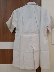 White Apron /Lab Coat With Collar And Pockets