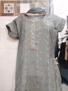 Elegant Grey Kurta Set With Leggings