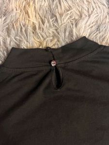 Black full sleeve tie up crop top