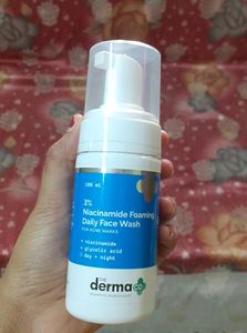 3% Ninacinamide Foaming Face Wash