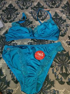 lace bra and panty set
