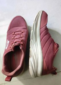 Skechers Size 5 Slip On Sneakers