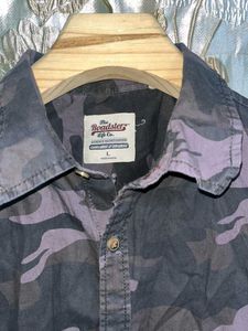 CLASSIC Button-Down Shirt