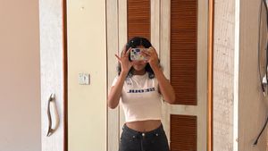 H&amp;M Cropped Graphic Tee