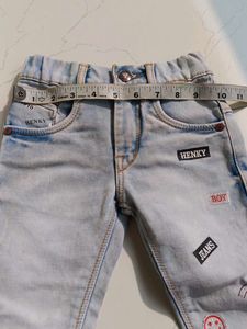 Light Blue Jeans And Black Sweat Tshirt