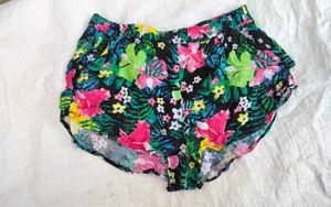 🎁Buy 1, Get 1 Free🎁Floral Print Shorts Size S