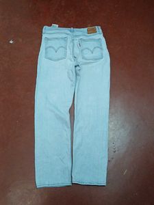 Levi&#39;s Off White Straight Fit Jeans .