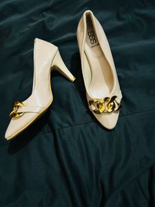 Beige heels with gold chain