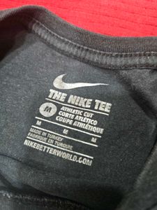 Nike Men&#39;s Black Graphic Tee
