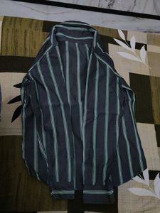 Men&#39;s Striped Long Sleeve Button-Down Shirt