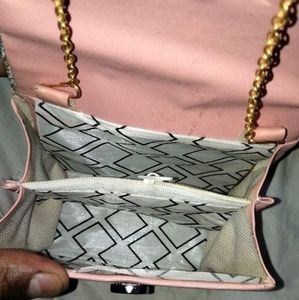 CUTE GIRL SEELING BAGS