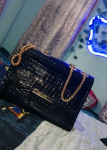Chic Black Croc Embossed Chain Bag