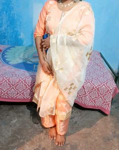 I am selling a kurta set.