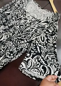 Black &amp; White Printed Top For 46 Bust