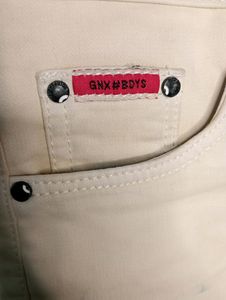 A CASUAL CREAM JEANS.