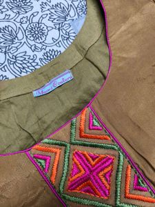 Women Thread Embroidered Crepe Kurta Set