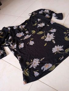 BLACK FLORAL TOP🖤